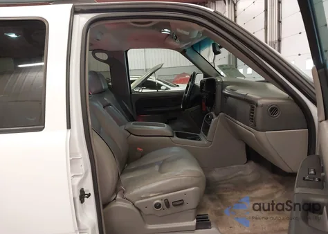 2003 Chevrolet Suburban 1500 Lt z USA, uszkodzony, nr VIN 3GNFK16Z83G151479